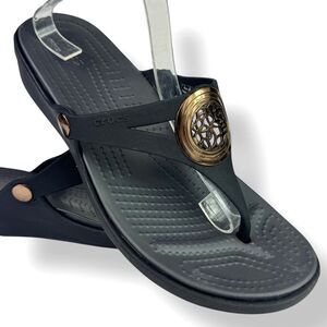 Crocs Sanrah Wedge Sandals Black Metallic Gold Circle Medallion Ring Womens 11